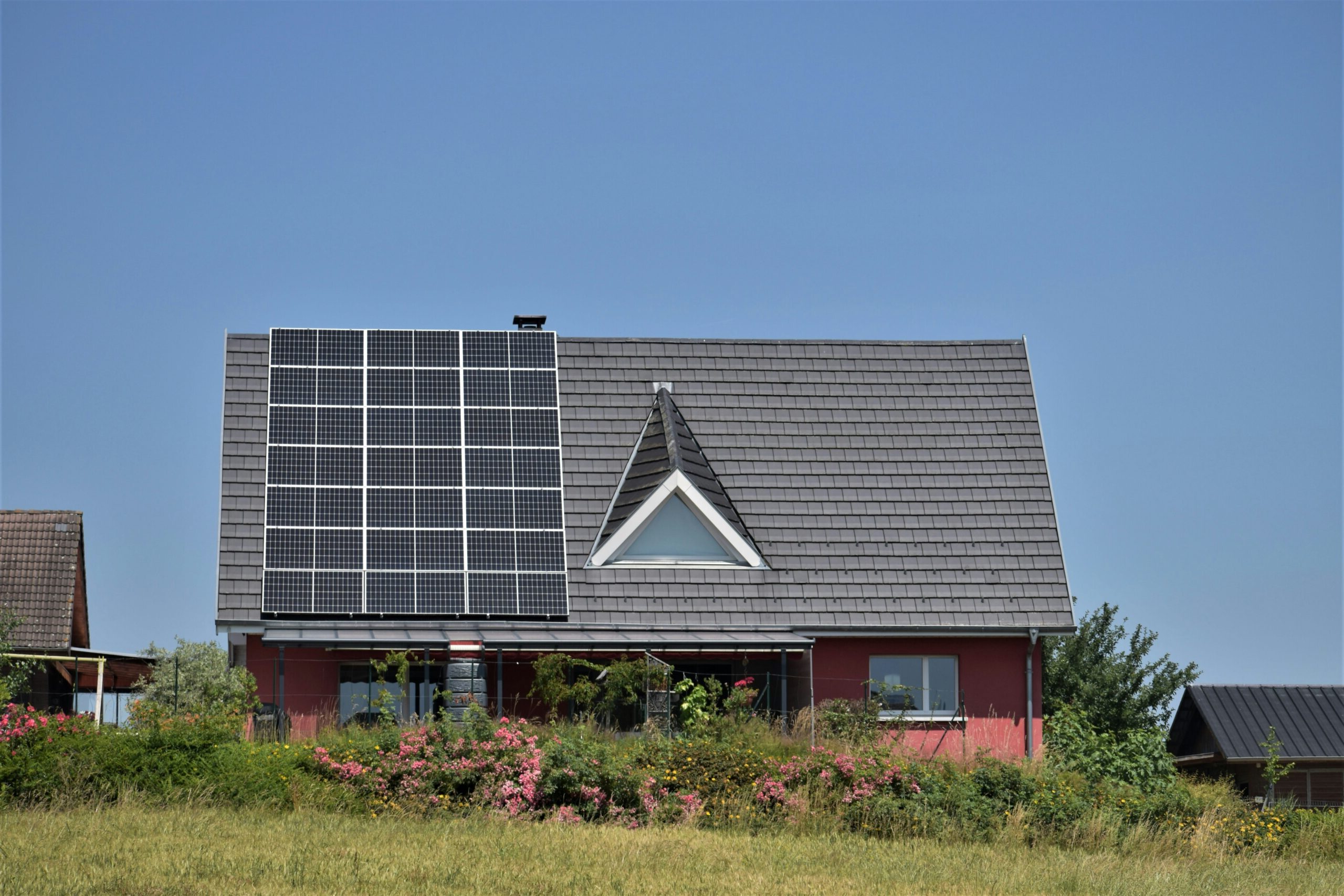 Des toits avec des panneaux solaires