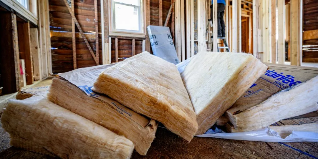 Prix d’isolation d’un toit : quel budget prévoir pour une rénovation efficace ?